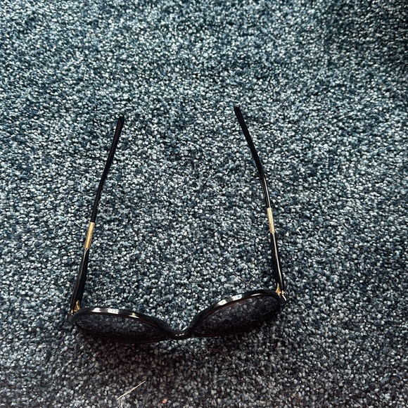 Burberry black sunglasses includes case - Picture 7 of 11